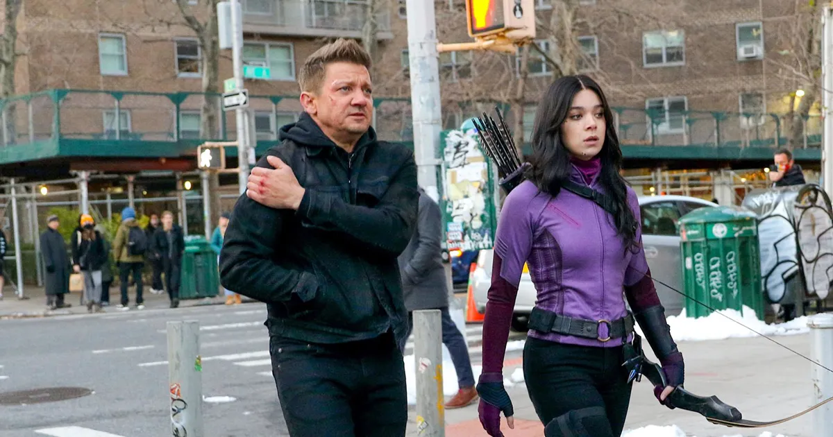 Hailee Steinfeld สวมชุด Kate Bishop ในภาพหลุดจากกองถ่าย Hawkeye