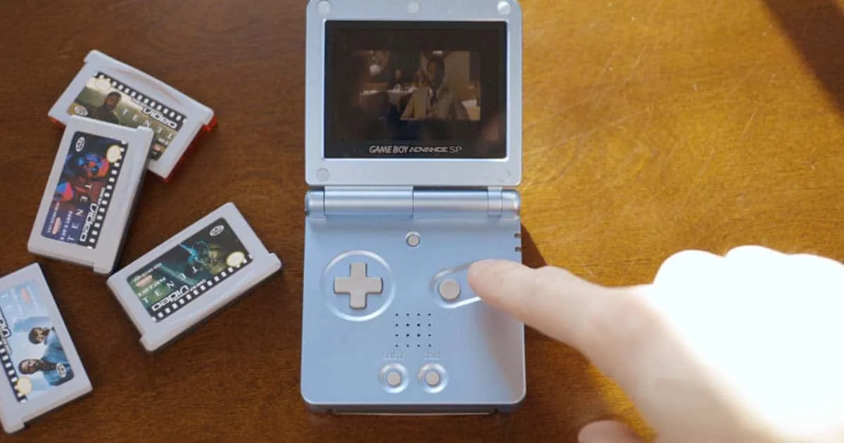 ยูทูบเบอร์หัวใส นำไฟล์หนัง TENET มาลงตลับแล้วดูบน Game Boy Advance SP