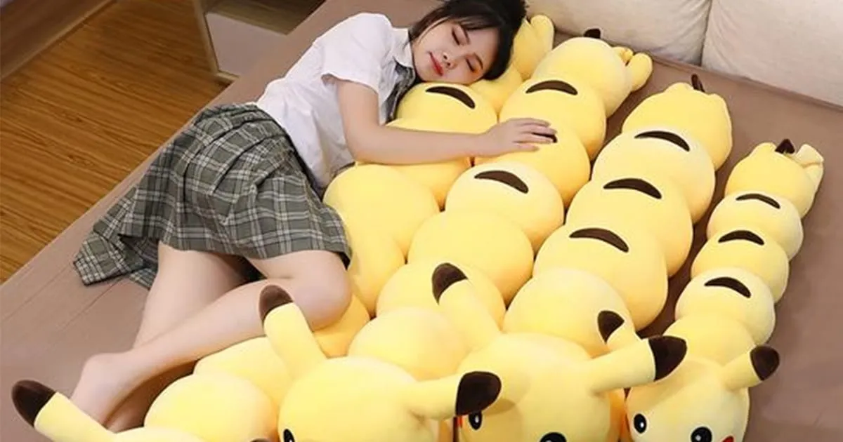 ออกแบบแนวจัด พบกับตุ๊กตา Pikachu ตัวสุดยาวที่รู้สึกหยึยมากกว่าน่ารัก!