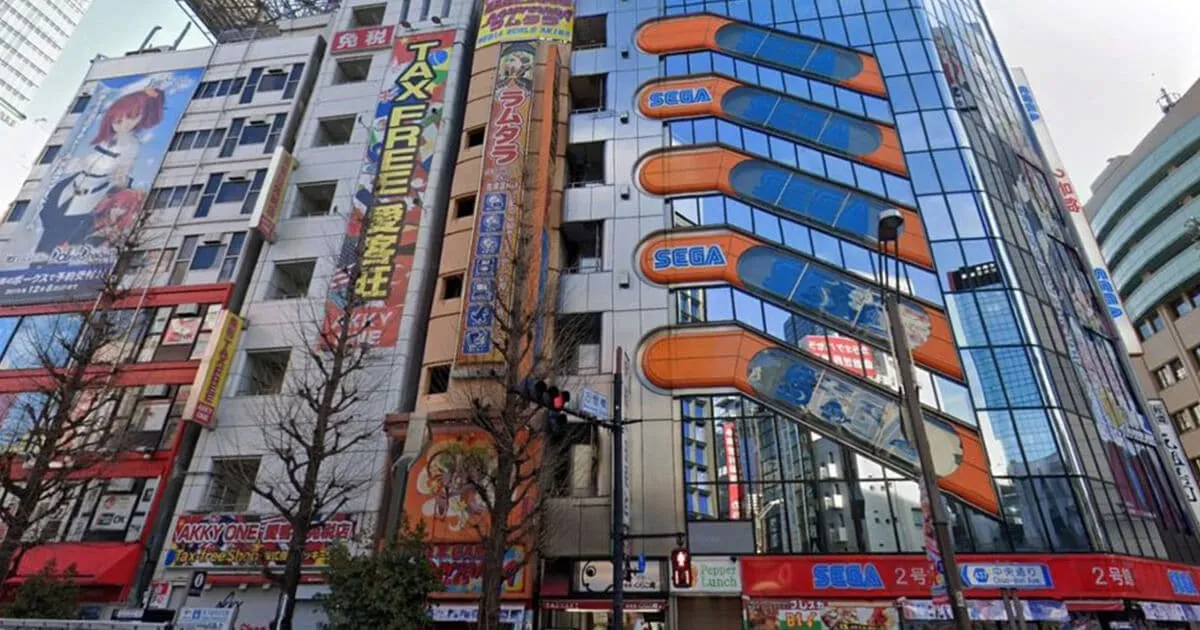 รถยนต์ซิ่งฝ่าฝนเสียหลักพุ่งเข้าชนตึกเกมอาเขด SEGA World ในญี่ปุ่น