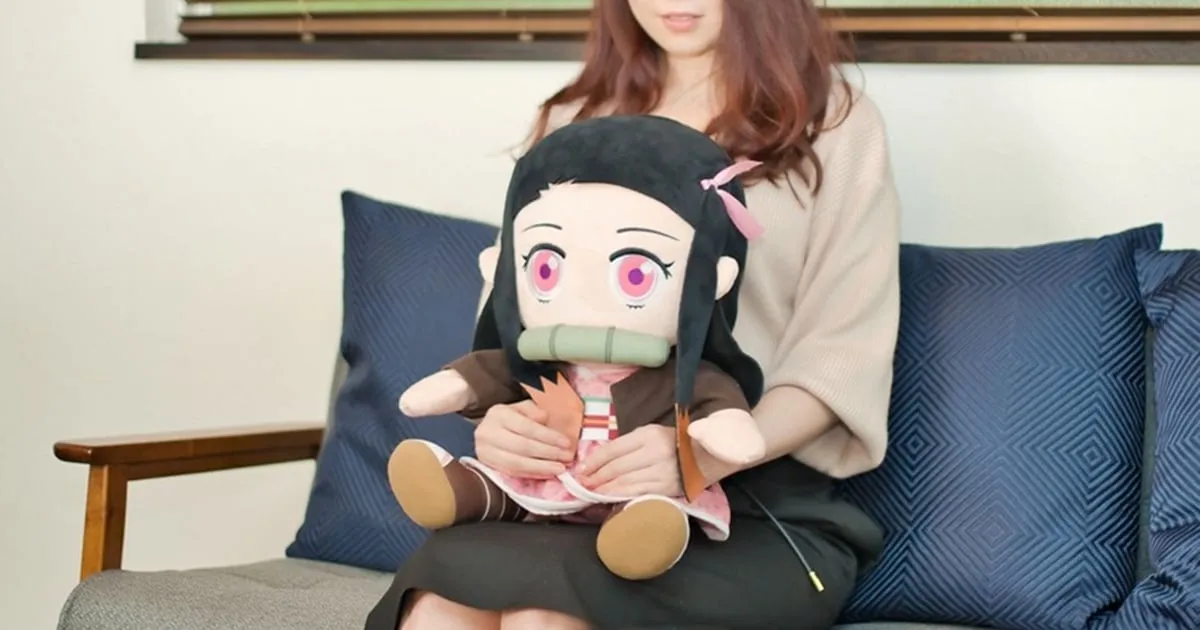 ตุ๊กตา Nezuko ยักษ์จาก Kimetsu no Yaiba สุดน่ารักสำหรับสายนั่งโต๊ะทำงานมาแล้ว !?