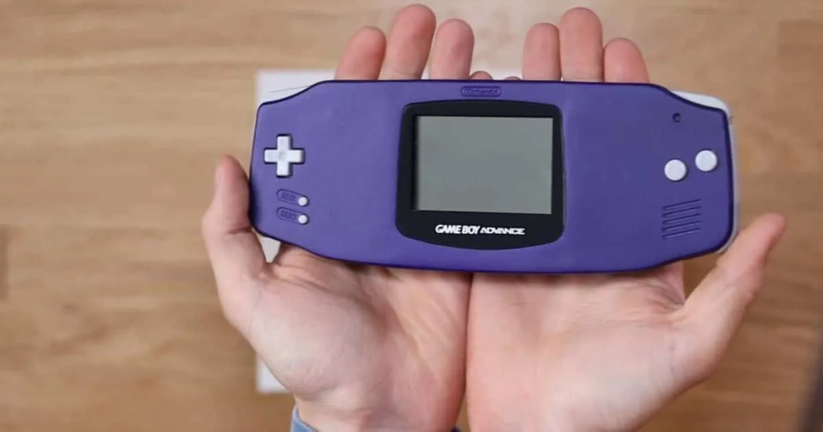 จีเนียส! ชม Game Boy Advance แฟนเมด รุ่นฐานกว้าง เป็นมิตรกับมือเกมเมอร์