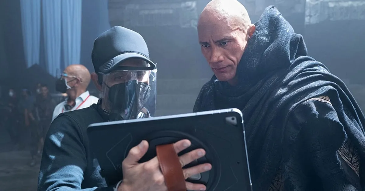 Black Adam ปล่อยภาพเบื้องหลังเผยให้เห็น Dwayne Johnson ในชุดฮีโร่เต็มๆ