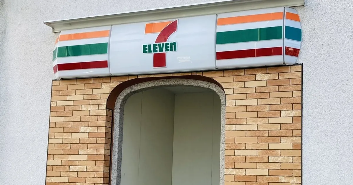 พบ Seven Eleven ที่มีทางเข้าเหมือนอยู่ในเกม RPG !?