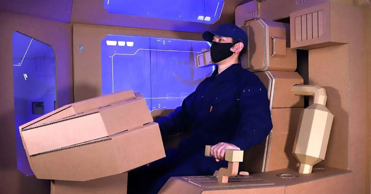 ยูทูบเบอร์หัวใส โชว์ประดิษฐ์ Cockpit ของ Gundam ด้วยงานอาร์ตจากกระดาษลัง