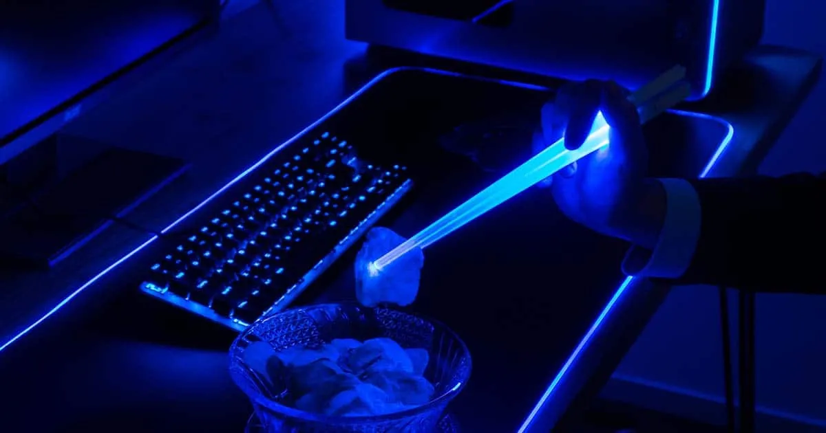 ญี่ปุ่นเปิดตัวตะเกียบเกมมิ่ง เพิ่มสีสัน RGB เวลากินข้าว