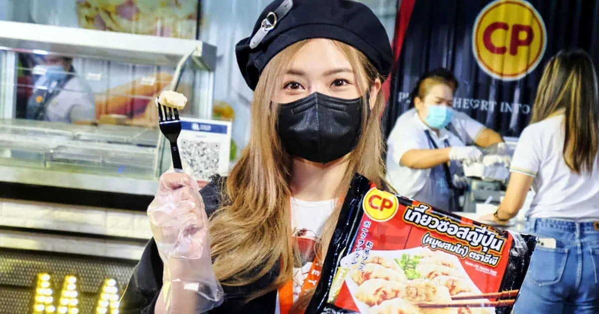 บูธแทบแตก!แป้ง Zbing z. แวะชิมความอร่อยที่บูธ CP SAUSAGE & SNACK