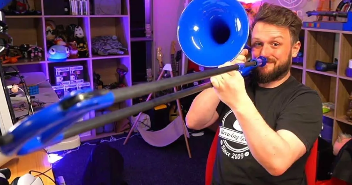 สตรีมเมอร์สายม็อดดัดแปลงเครื่องเป่าทรอมโบนเพื่อใช้เล่นเกม Trombone Champ