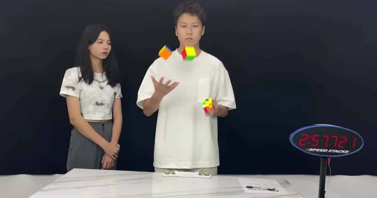หนุ่มจีนสุดเก่ง ผู้พิชิต Rubik 3 ลูกพร้อมโยนไปด้วยภายใน 3 นาทีเศษ