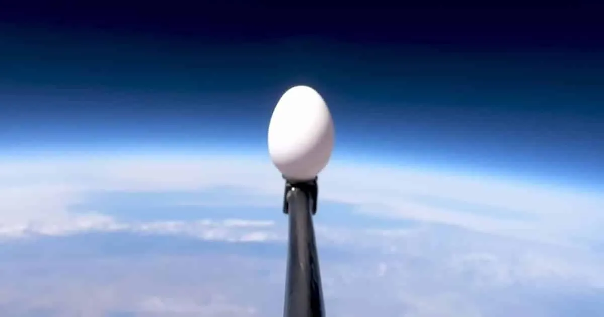 อดีตเจ้าหน้าที่ NASA ทดสอบปล่อยไข่ลงมาจากอวกาศ แถมไม่แตกด้วย