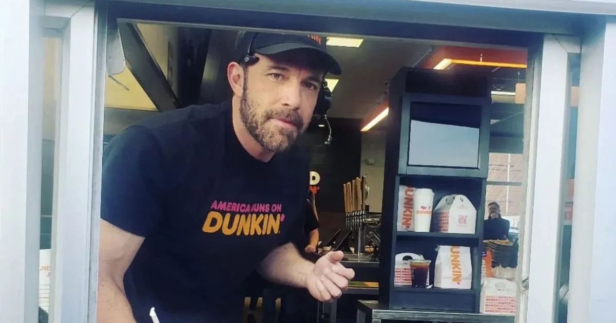 ไปทำอะไรที่นั่นครับพี่! นักข่าวพบดาราดัง Ben Affleck กำลังทำงานที่ร้านโดนัท