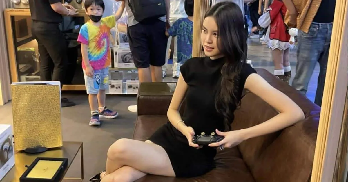 เครื่องสวย คนสวย !! Boonlapo พา Miss Universe Thailand 2023 นั่งโซฟาเล่นเกม