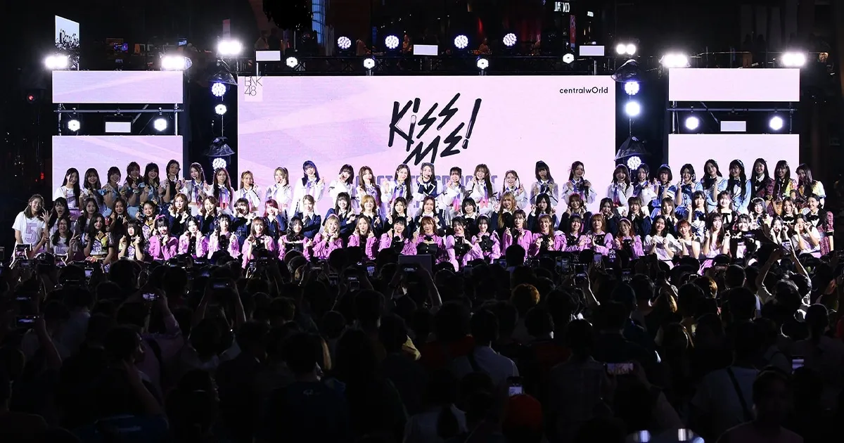 BNK48 เปิดตัวเพลง “Kiss me!” ร่วมงาน JYP ครั้งแรก! พร้อมโชว์รุ่น 5!