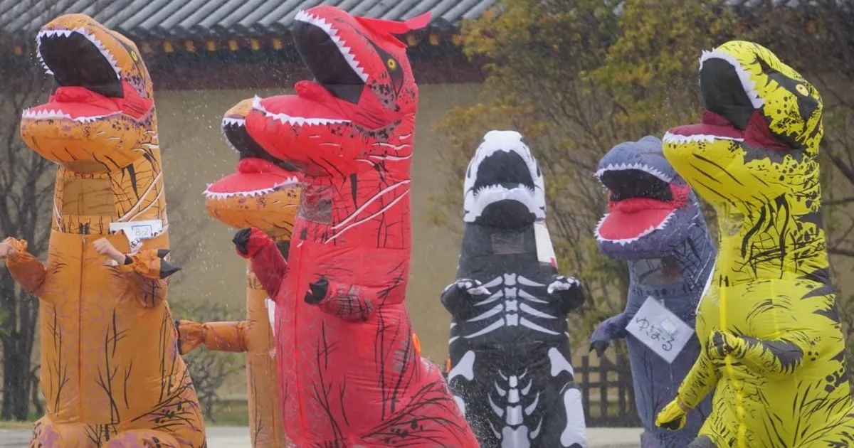 ญี่ปุ่นจัดแข่งขันวิ่งในชุด T-Rex ที่เมืองนาราท่ามกลางสายฝน