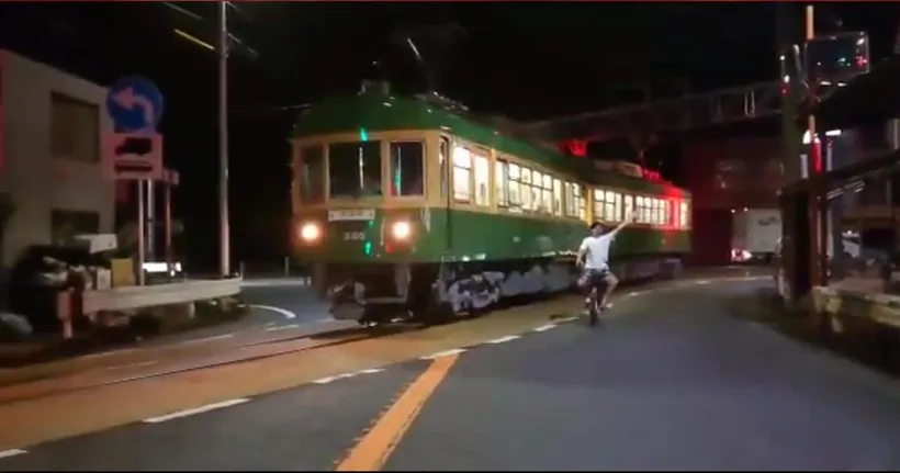 โอตาคุรถไฟของขึ้น Enoden กำลังมาแต่โดนฝรั่งปริศนาขโมยซีนจนกลายเป็นมีม