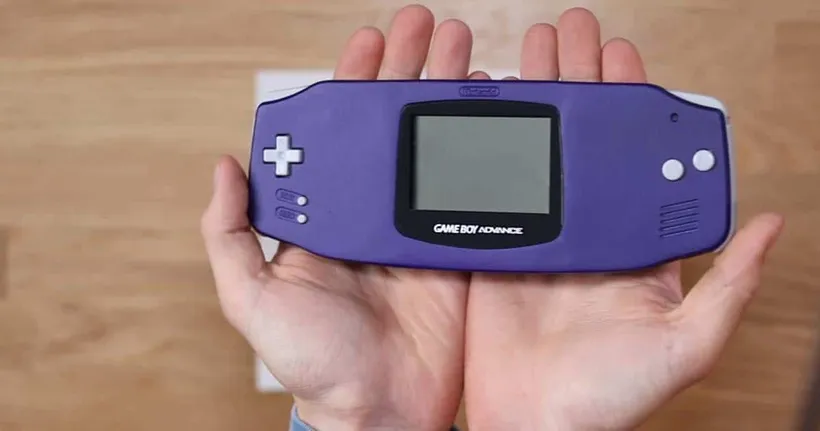 จีเนียส! ชม Game Boy Advance แฟนเมด รุ่นฐานกว้าง เป็นมิตรกับมือเกมเมอร์