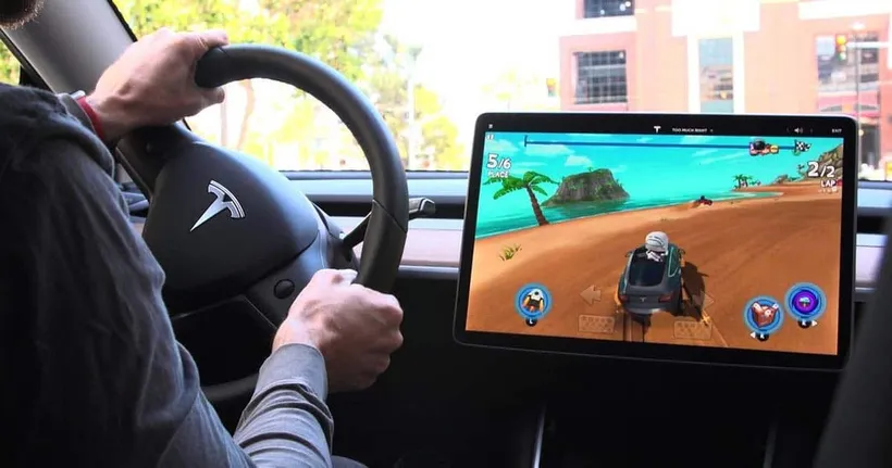Tesla โดนหน่วยงานรัฐบาลตรวจสอบเข้ม หลังปล่อยให้คนขับเล่นเกมบนรถยนต์ได้