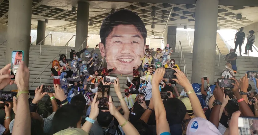 เบสต์เกิร์ล! แฟนคลับแห่กันถ่ายรูปป้ายหัวคุณ Yagoo ผู้ให้กำเนิด Hololive ที่งาน Anime Expo 2022!