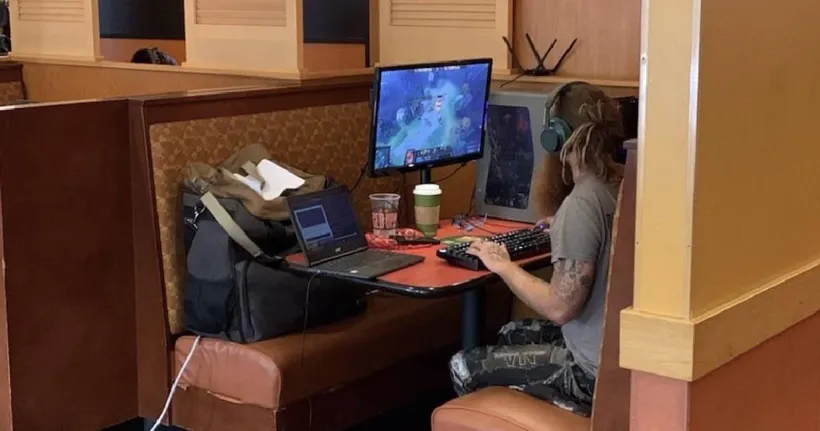 ชาว Reddit โชว์ภาพเกมเมอร์นำคอมไปเล่นเกม Dota 2 ในร้านกาแฟนจนกลายเป็นไวรัลในโซเชียล