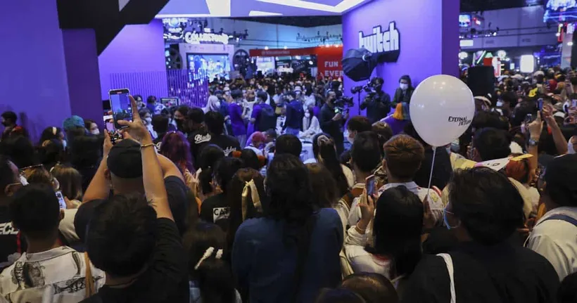 กรี๊ดแตกตัวตึงมา! "ใส่นัวแฟมิลี่" บุกบูธ Twitch แฟน ๆ รุมกันแน่นบูธ