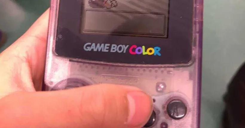 หนุ่มญี่ปุ่นเอา Game Boy Color มาเล่น แต่กลับถูกเด็กถามนี่มันเครื่องอะไรกัน ?