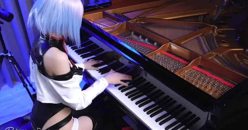 นักเปียโนคอสเพลย์ Lucy พร้อมบรรเลงเพลงของ Cyberpunk: Edgerunners