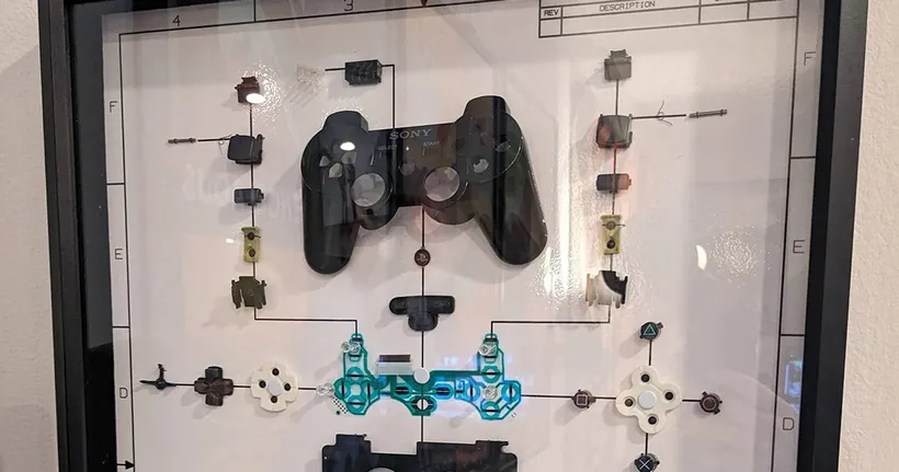 เกมเมอร์นำจอย PS3 ที่เสียแล้วมาชำแหละเป็นงานศิลปะบนฝาผนัง
