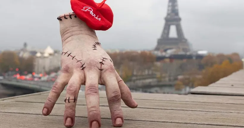 ‘ธิง’ มือซนตัวแสบคู่หู Wednesday Addams บุกปารีสป่วนพรมแดง งานพรีเมียร์ Emily in Paris Season 3 (เอมิลี่ในปารีส) ซีซั่น 3