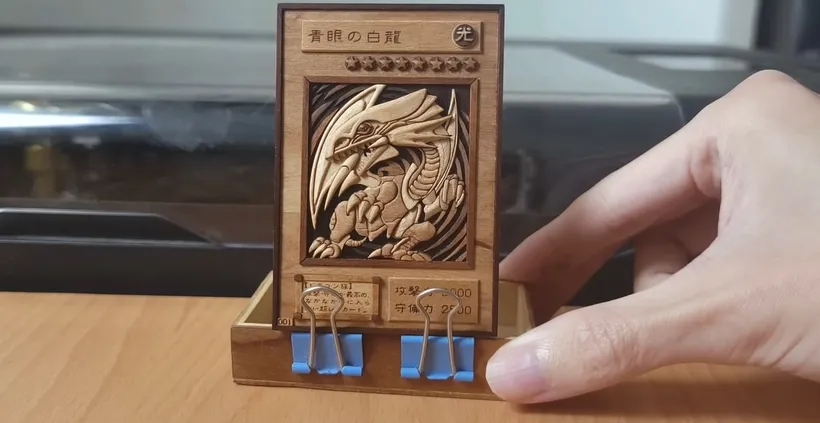 ยูทูบเบอร์สุดครีเอต โชว์ฝีมือเนรมิตการ์ด Yu-Gi-Oh! ด้วยศิลปะงานไม้
