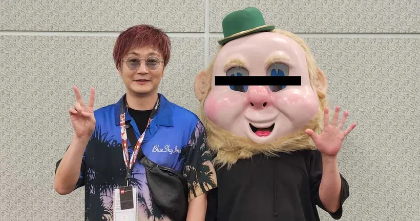 Yoko Taro โผล่ในงาน Anime Expo 2023 พร้อมหน้ากากสุดหลอน หลังทำหน้ากากประจำตัวหาย