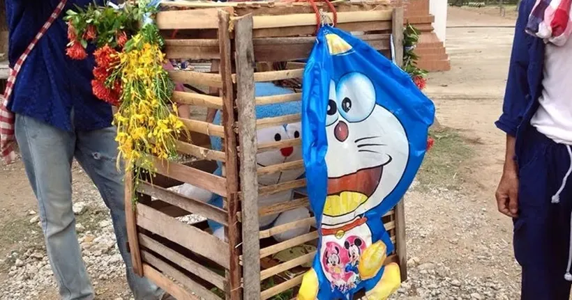 ชาวญี่ปุ่นฮือฮา คนไทยใช้ตุ๊กตาโดราเอม่อนในประเพณีแห่นางแมวขอฝน