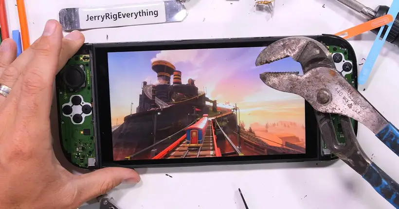 จะเป็นอย่างไรเมื่อ ยูทูบเบอร์ชื่อดัง ทดสอบความแข็งแกร่งหน้าจอของเครื่อง Nintendo Switch 2