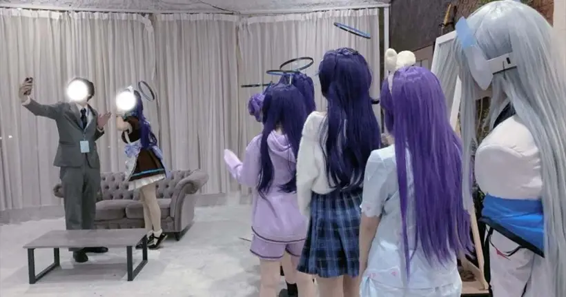 เพราะหน้าตาสินะ! เมื่อ "โอตาคุหนุ่มหล่อ" มีสาว ๆ ต่อคิวรุมขอถ่ายรูป จนชาวเน็ตตาลุกเป็นไฟ