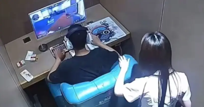 เกมเมอร์ชาวจีนกลายเป็นไวรัล หลังโดนน้ำร้อนลวกในร้านเน็ต แต่กัดฟันเล่นเกม Delta Force เก็บคิลต่อไป
