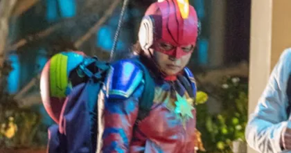 Imon Vellani สวมชุด Captain Marvel ภาพหลุดจากกองถ่ายซีรีส์ Ms. Marvel