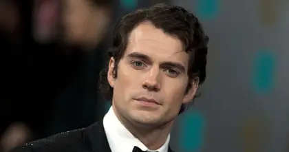 ผู้เชี่ยวชาญ James Bond คิดว่า Henry Cavill ดังเกินกว่าจะมารับบท 007
