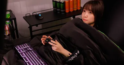 Bauhutte ออก ผ้าห่ม เกมมิ่ง มีช่องให้นำแขนลอดมาเล่นเกมได้ระหว่างห่ม