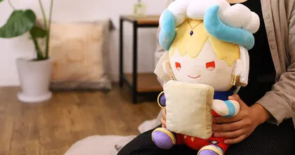 ตุ๊กตา Gilgamesh สุดน่ารักสำหรับกอดตอนทำงานจาก FGO Babylonia