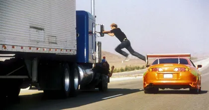 โจรต่างประเทศบุกขโมย PS5 จากท้ายรถบรรทุก คล้ายซีนหนัง Fast and Furious