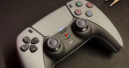 สุดคูล! จอย DualSense เวอร์ชั่นแฟนเมดลาย PS1 ผลงานจากเกมเมอร์ในสหรัฐฯ