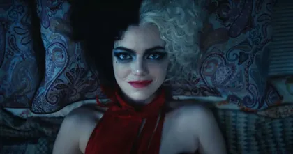 Emma Stone สวมวิญญาณนางมารร้ายจาก Disney ในภาพยนตร์ Cruella