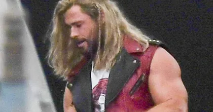 Thor กลับมาหุ่นล่ำกว่าเดิมในภาพหลุดจากกองถ่ายของ Thor: Love and Thunder