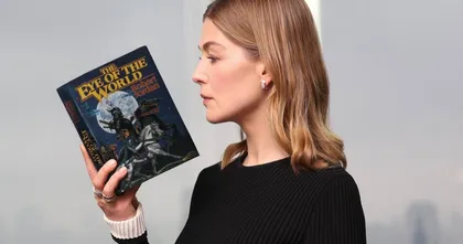 เผยโฉมแรกของ Rosamund Pike ในซีรีส์แฟนตาซี The Wheel of Time