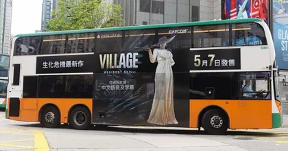Capcom โหมโปรโมท RE Village ด้วยแบนเนอร์ Dimitrescu บนรถบัสในฮ่องกง