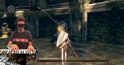 ทำได้ไง? เกมเมอร์สุดเทพปิดตาพร้อมใช้เปียโนเล่นแทนจอยสอยบอสในเกม Dark Souls