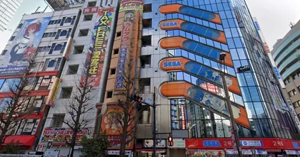 รถยนต์ซิ่งฝ่าฝนเสียหลักพุ่งเข้าชนตึกเกมอาเขด SEGA World ในญี่ปุ่น