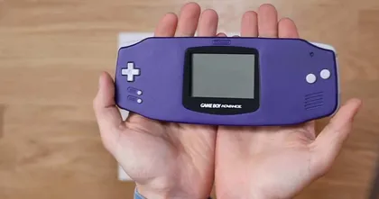 จีเนียส! ชม Game Boy Advance แฟนเมด รุ่นฐานกว้าง เป็นมิตรกับมือเกมเมอร์