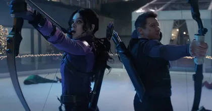 Kate Bishop บู๊ไปกับ Clint Barton ในตัวอย่างแรกของซีรีส์ Hawkeye