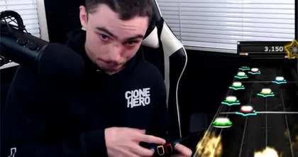 เห็นแล้วทรมาน.. สตรีมเมอร์ Twitch กลายเป็นไวรัลหลังจากกินพริก Ghost Pepper พร้อมพยายามเล่นเพลงสุดยากบน Guitar Hero!