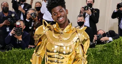 ส่องความเห็นชาวญี่ปุ่น หลัง Lil Nas X ใส่ชุดสีทองที่ได้รับแรงบันดาลใจมาจาก Gilgamesh ของซีรีส์ Fate